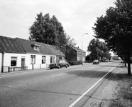856754 Gezicht op de huizen Amsterdamsestraatweg 851 (links) -lager te Utrecht.